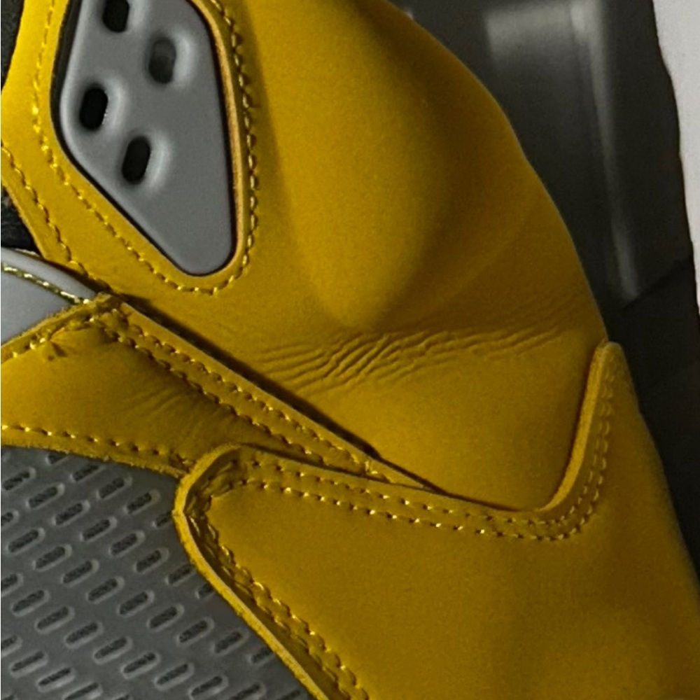 Jordan Sneakers Yellow and Black - Picture 4 of 4